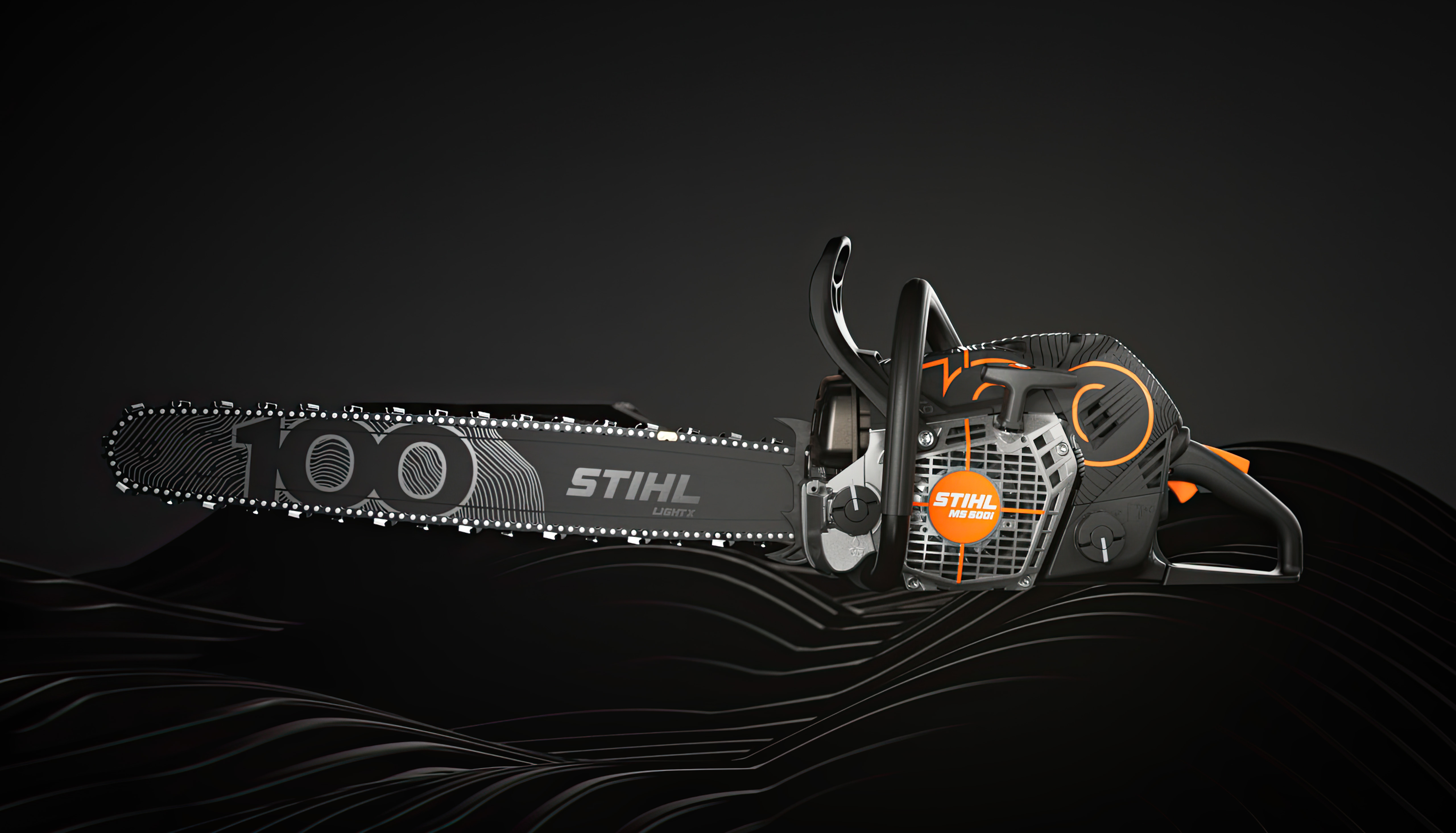 Piła łańcuchowa STIHL MS 500i Centennial Edition, widok z boku po lewej stronie na czarnym tle