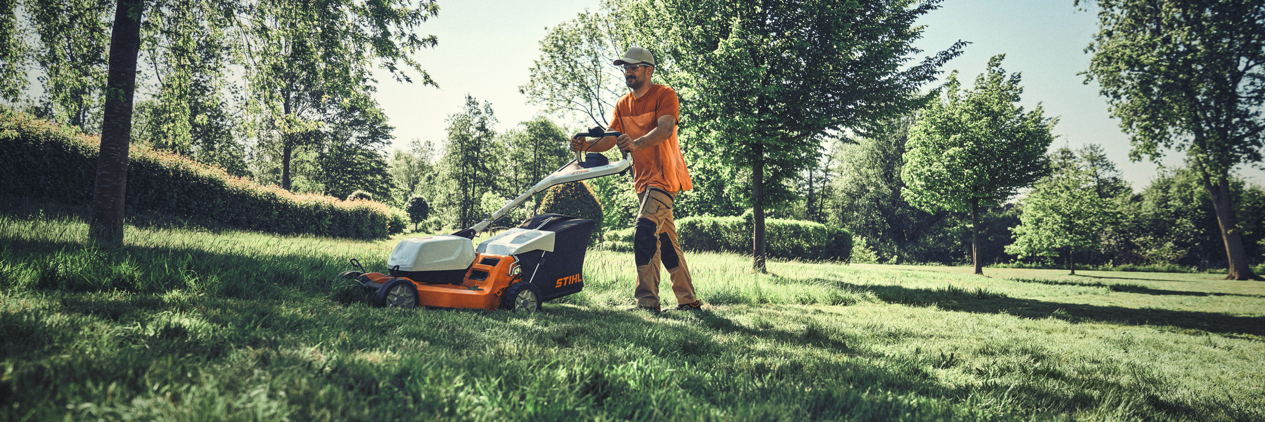  Kosiarka akumulatorowa STIHL RMA 756 V – mężczyzna kosi trawnik – kampania wiosenna 2025