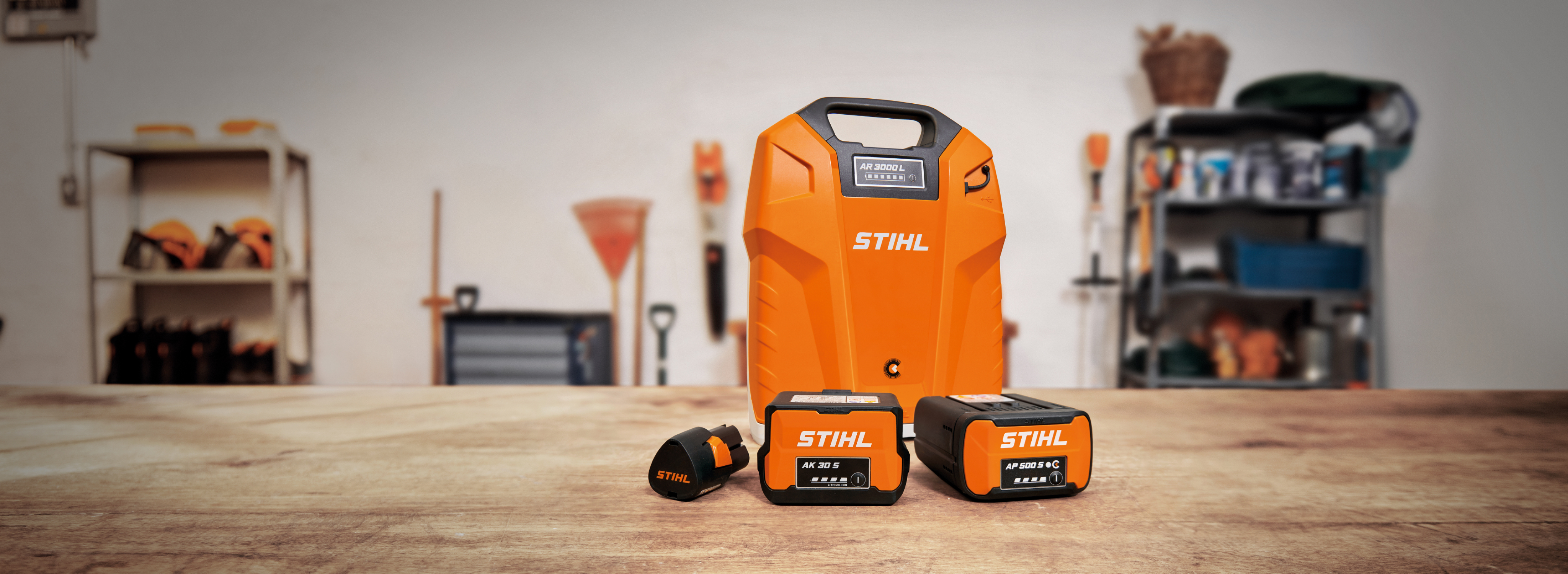 Produkty systemu AP STIHL leżące na stole w garażu