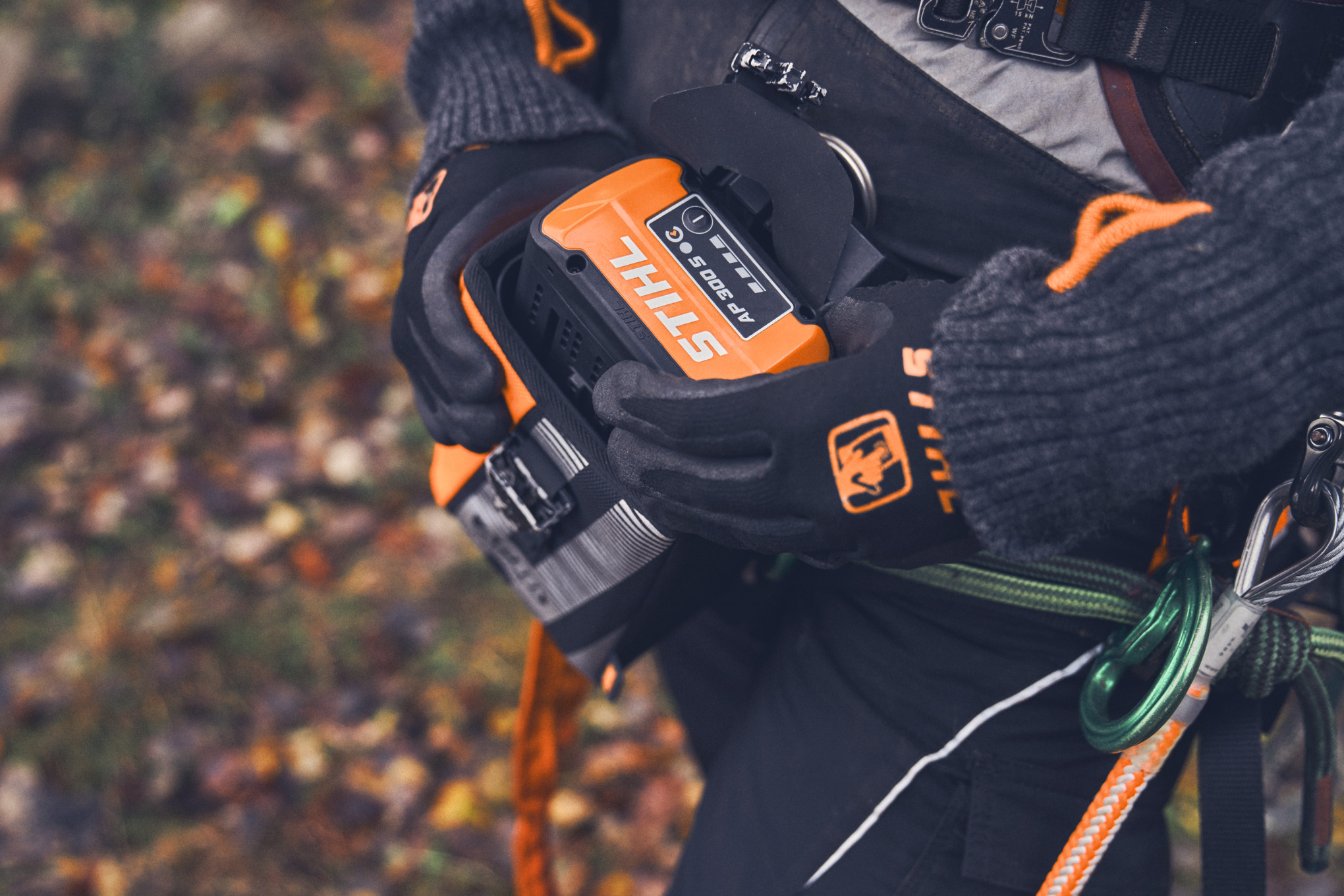 Akumulator STIHL AP 300 S mieści się w kieszeni