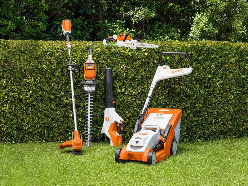 Seria STIHL AK ustawiona przed żywopłotem z FSA 60 R, HSA 60, BGA 60, MSA 70, RMA 339 C