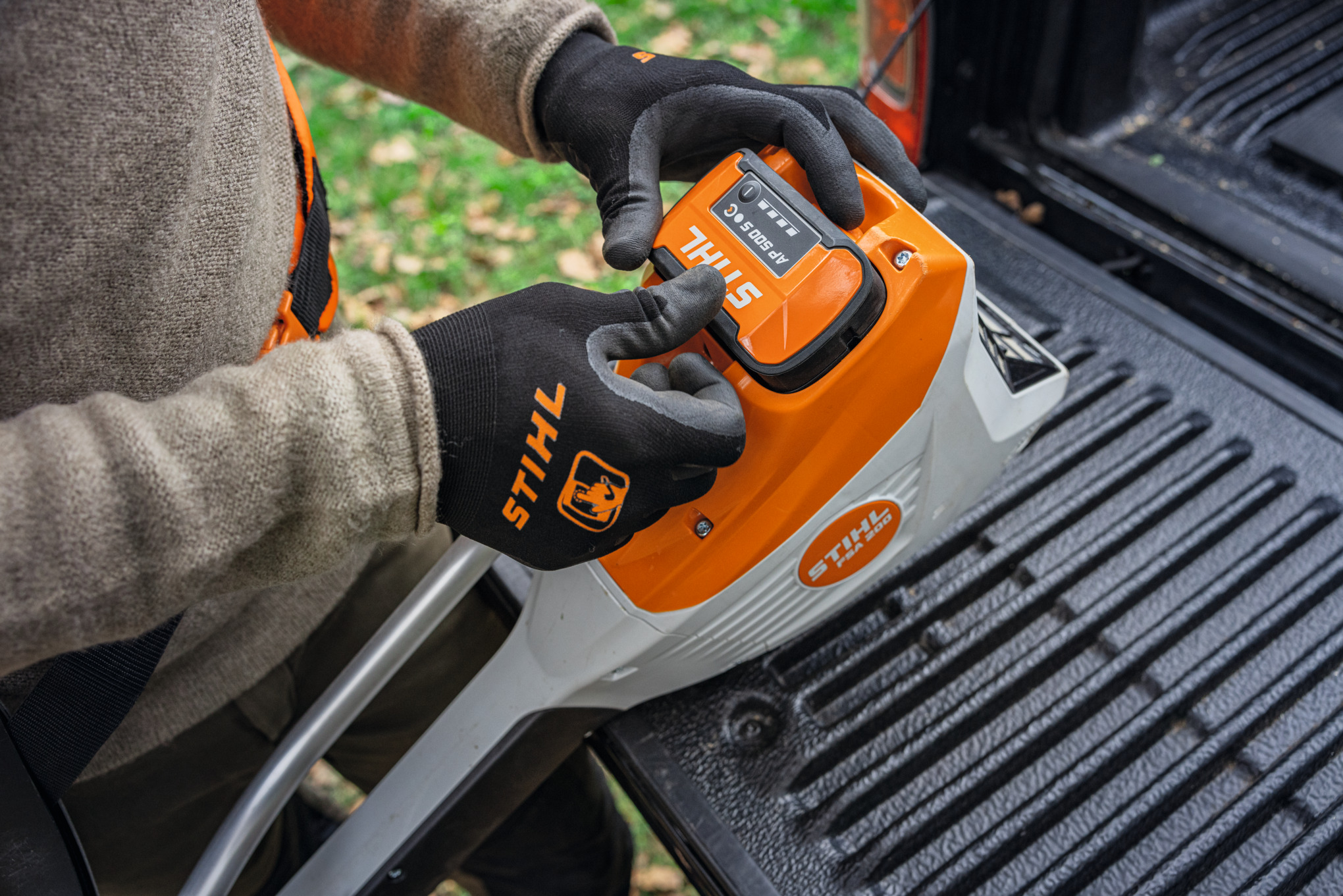 Wkładanie akumulatora STIHL AP 500 S do narzędzia