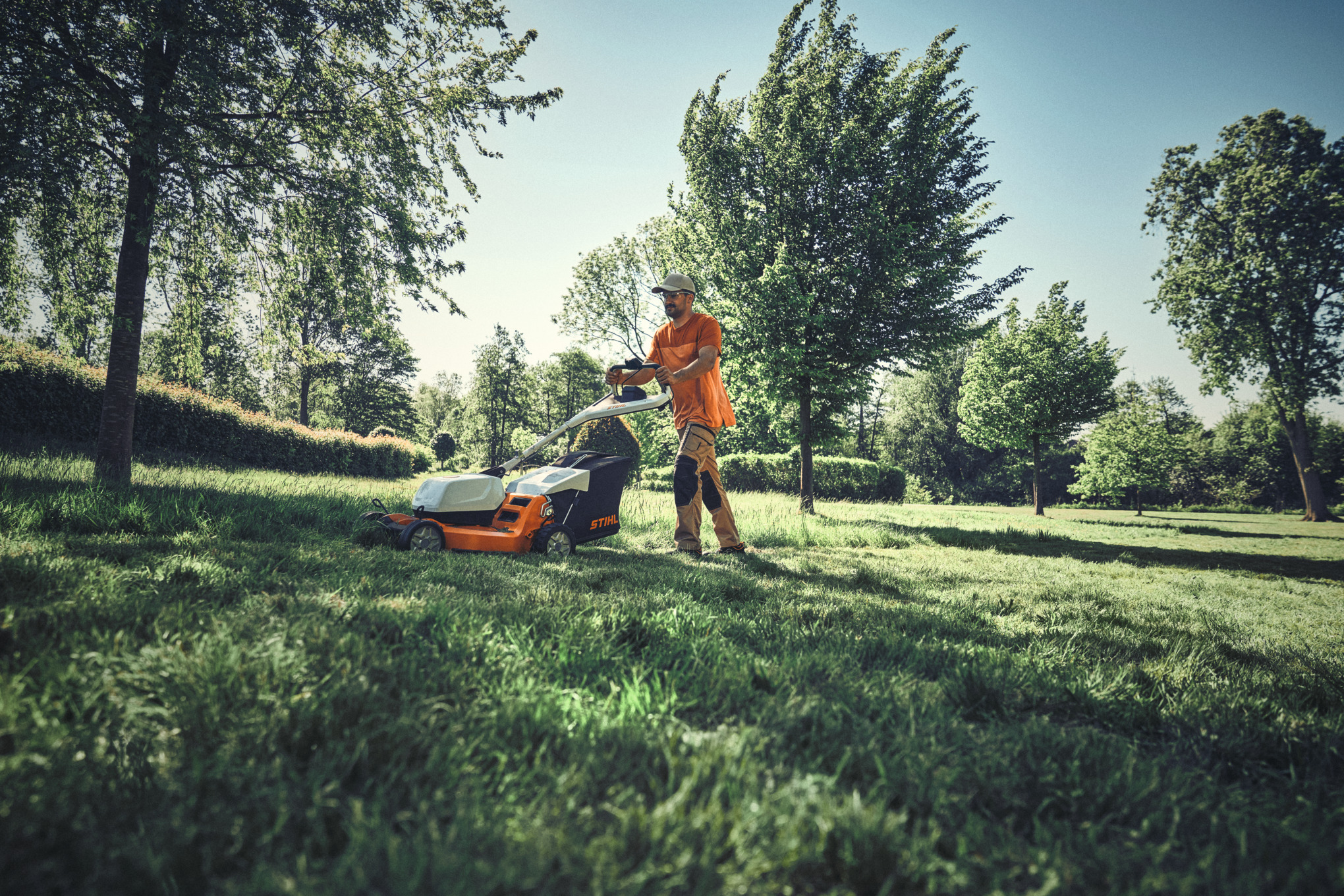 Kosiarka akumulatorowa STIHL RMA 756 V – mężczyzna kosi trawnik – kampania wiosenna 2025
