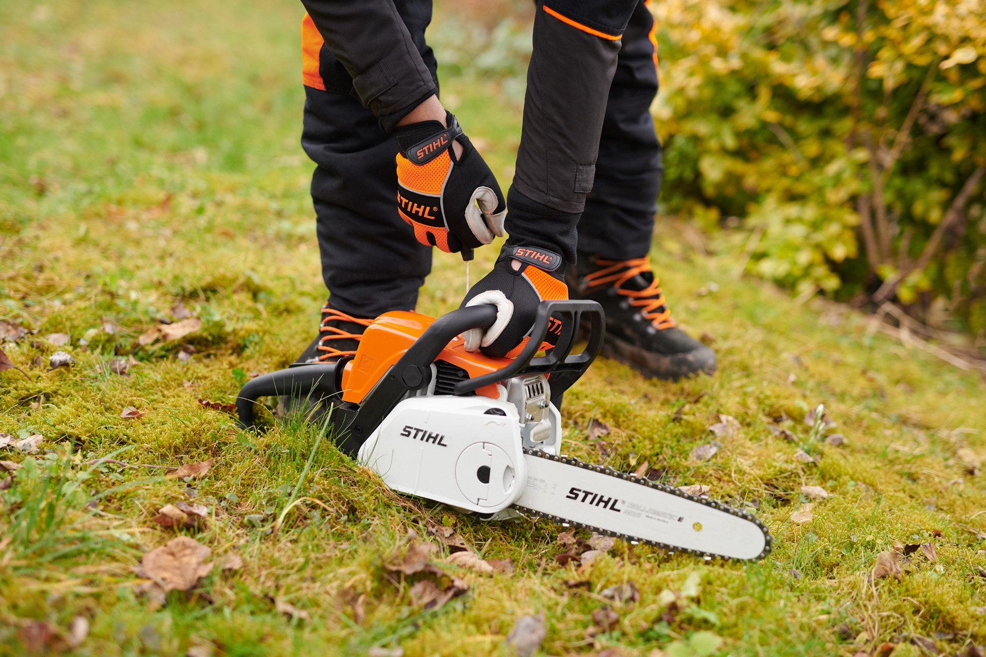 Uruchamianie pilarki łańcuchowej STIHL MS 180 C-BE na ziemi