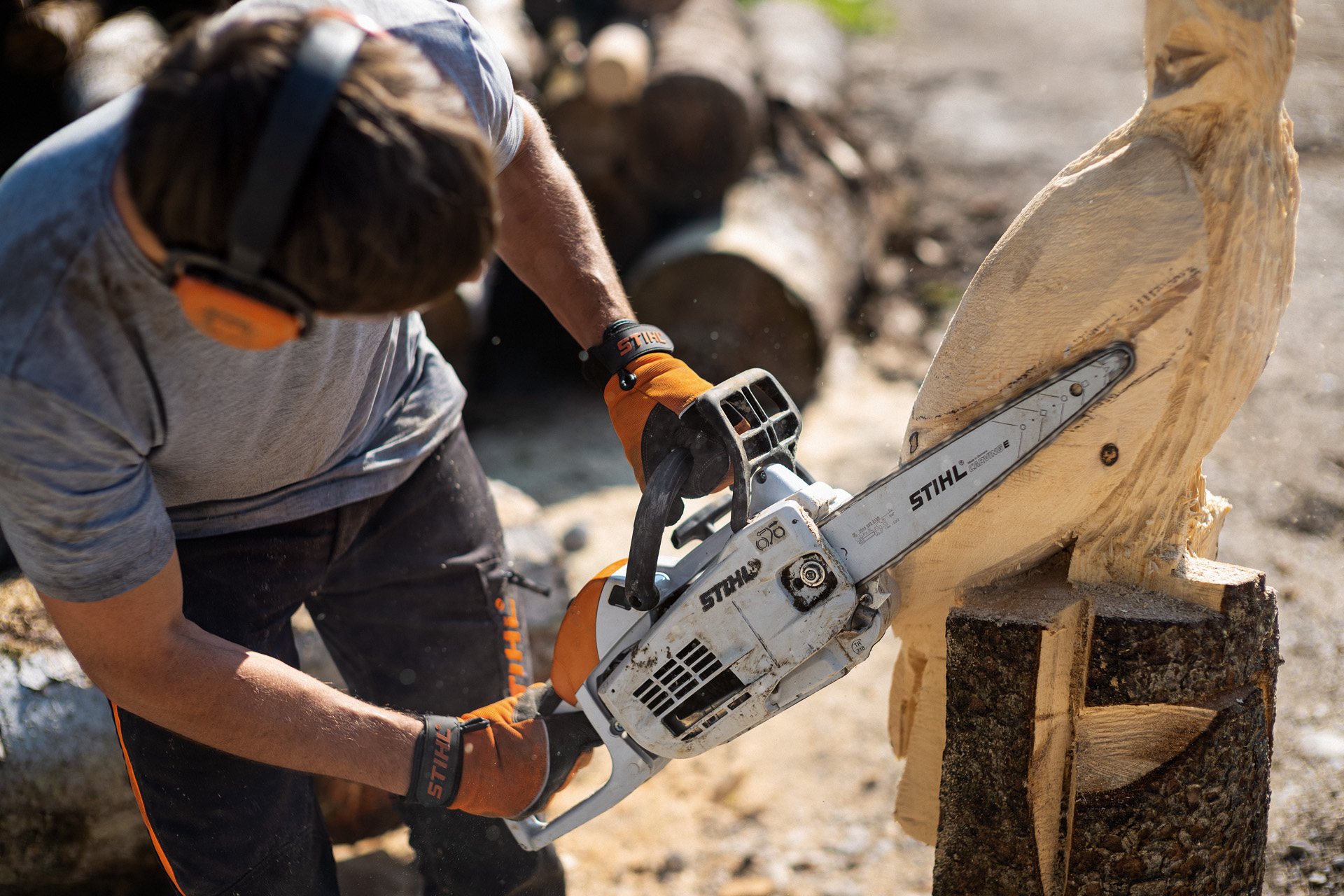 Mężczyzna rzeźbi sowę za pomocą pilarki łańcuchowej STIHL