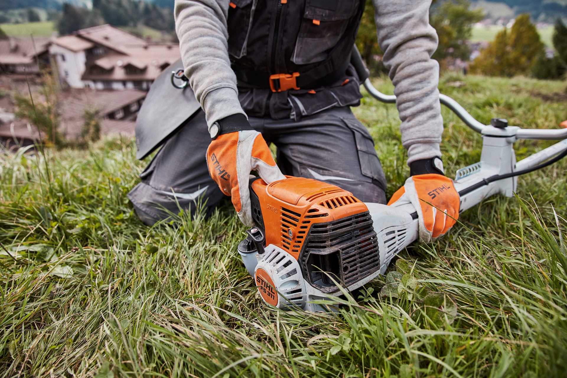 Benzynowa kosa mechaniczna STIHL FS 311 podczas uruchamiania 