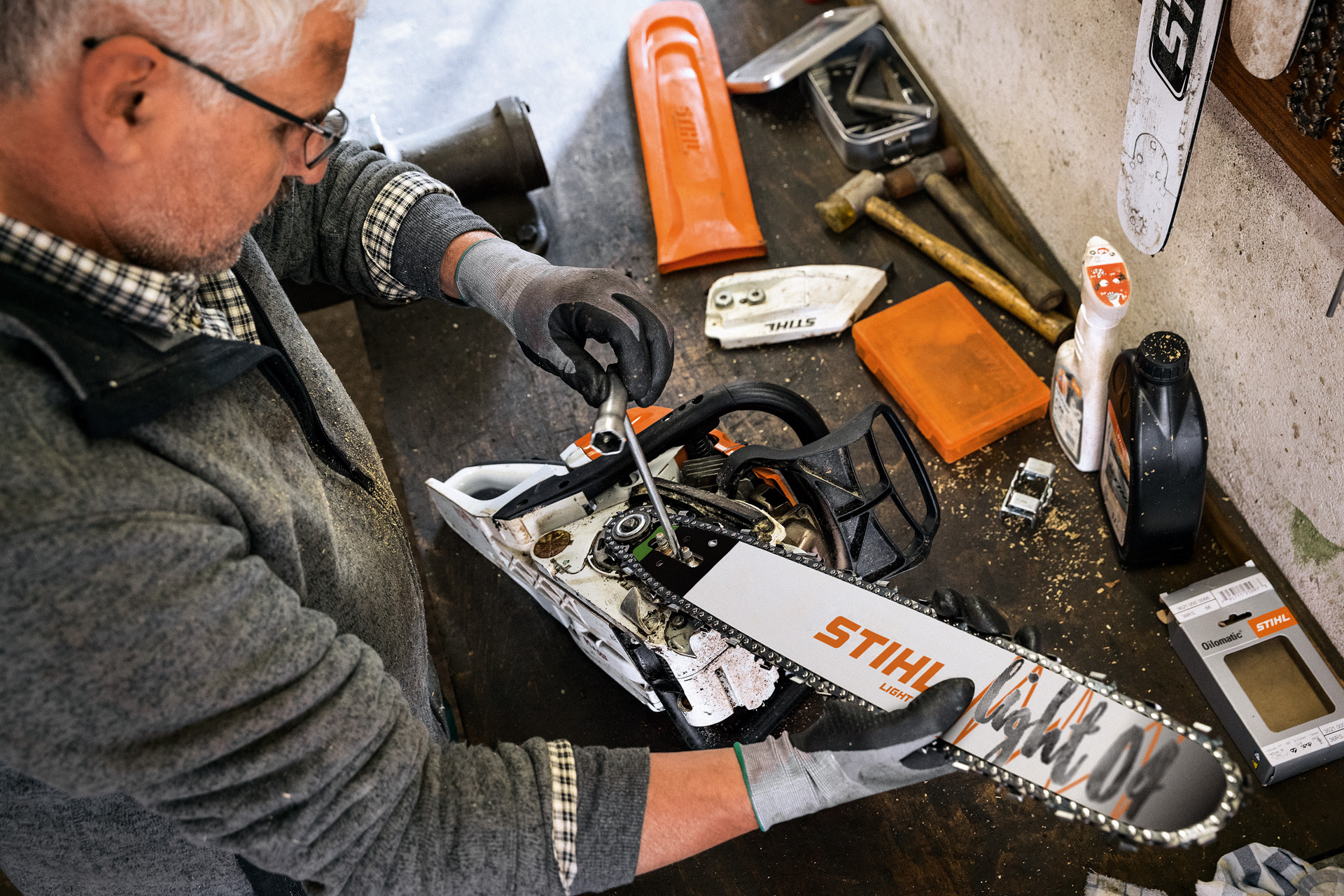 Dealer STIHL serwisuje pilarkę łańcuchową z prowadnicą STIHL Light 04 i piłą łańcuchową Oilomatic