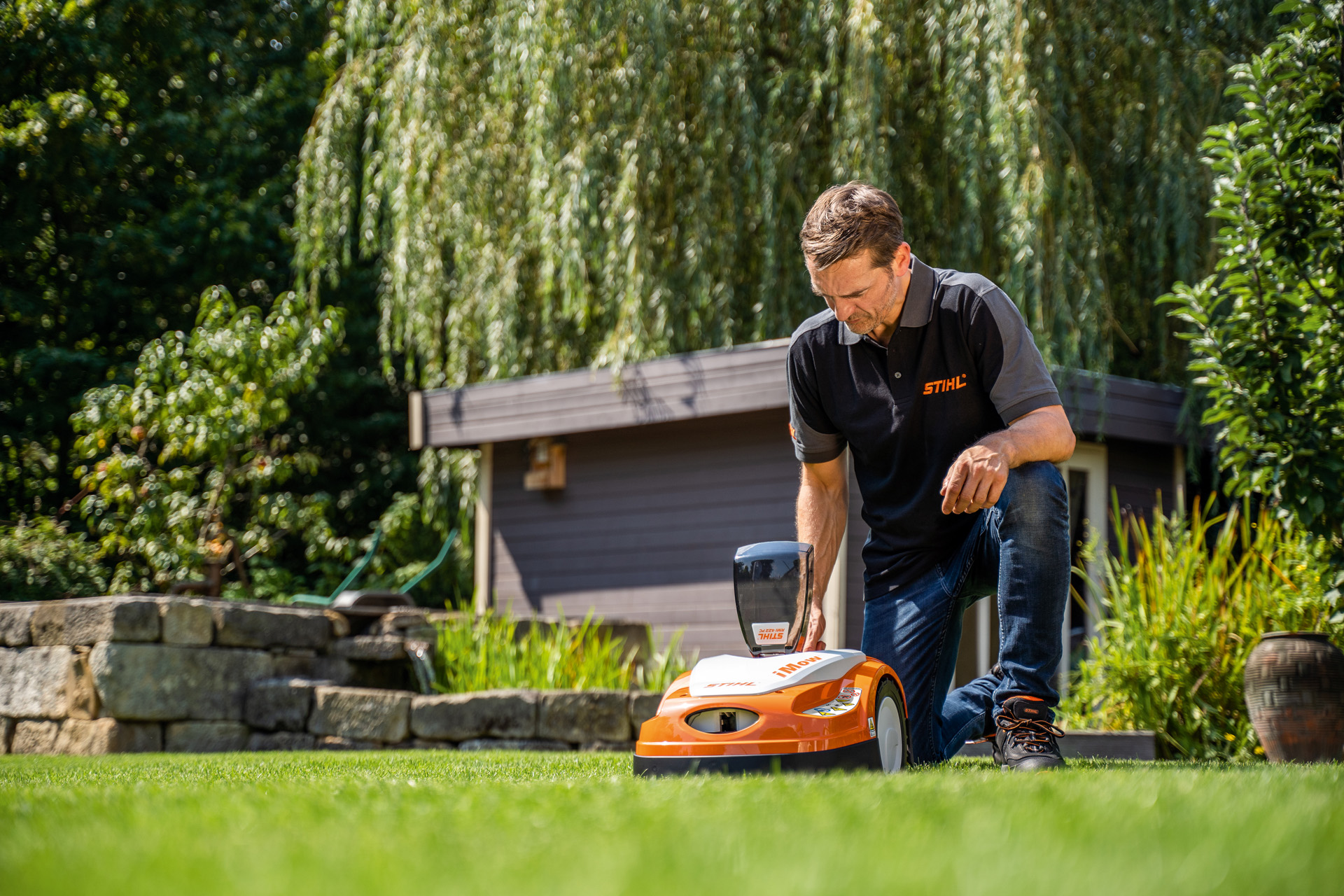 Dystrybutor STIHL programuje plan koszenia robota koszącego STIHL iMOW w ogrodzie