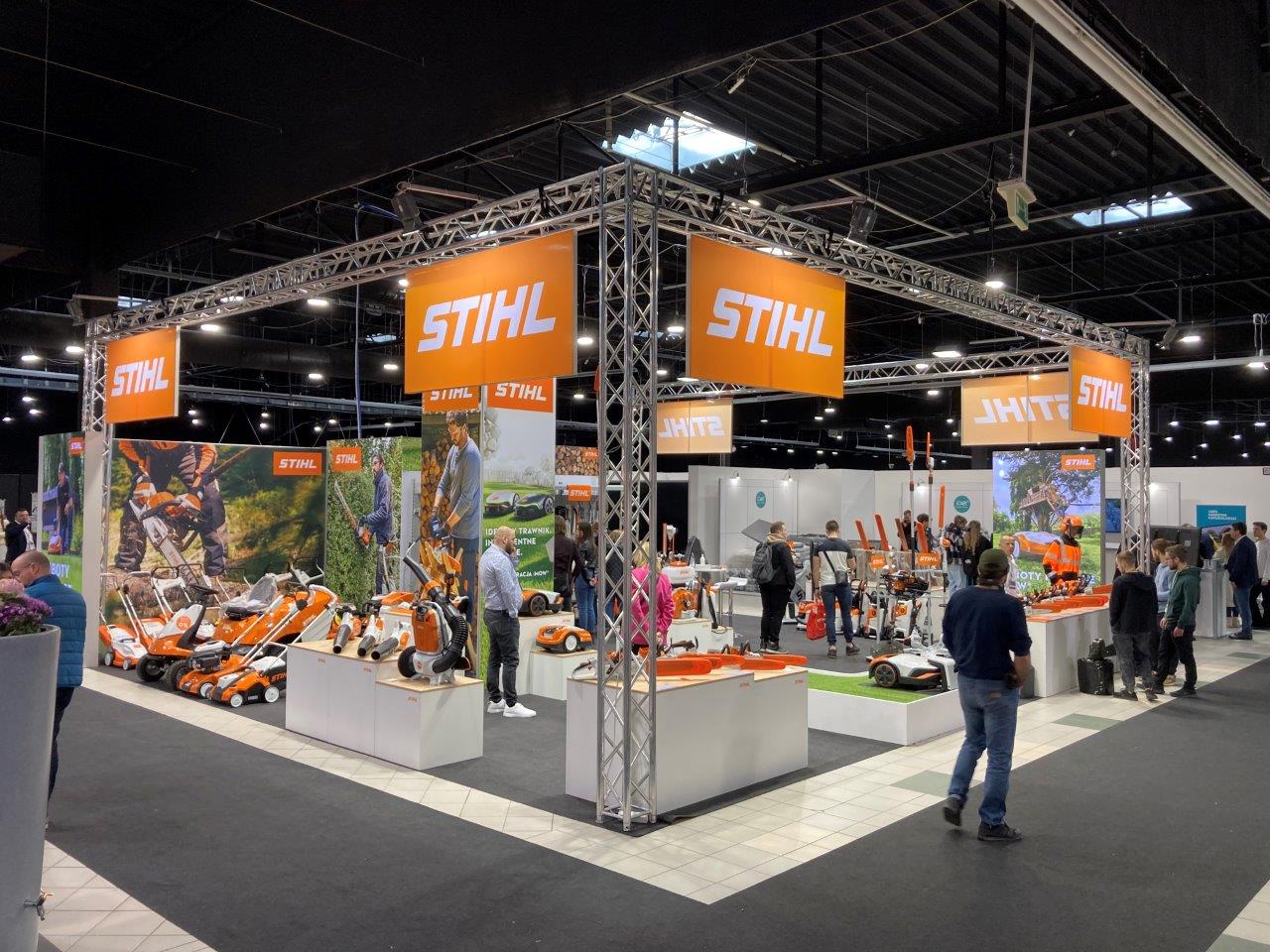 Widok stoiska STIHL na targach w hali