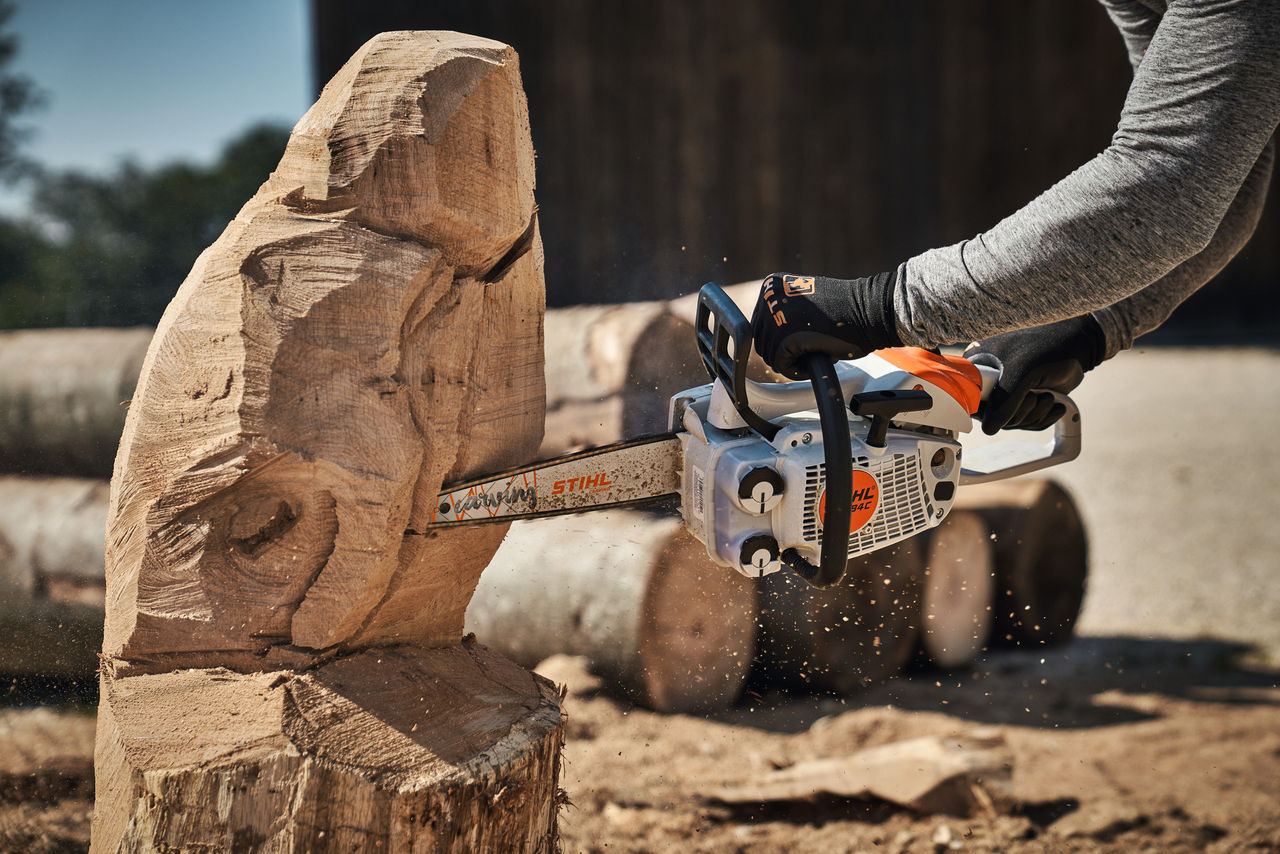 Zbliżenie na pilarkę łańcuchową STIHL używaną do rzeźbienia