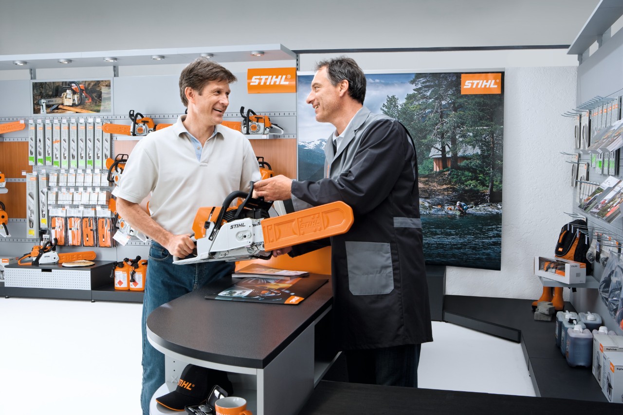 Dealer STIHL prezentuje klientowi pilarkę łańcuchową