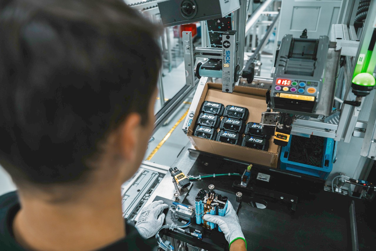 Urządzenia elektroniczne są wyposażone w zabezpieczenie.