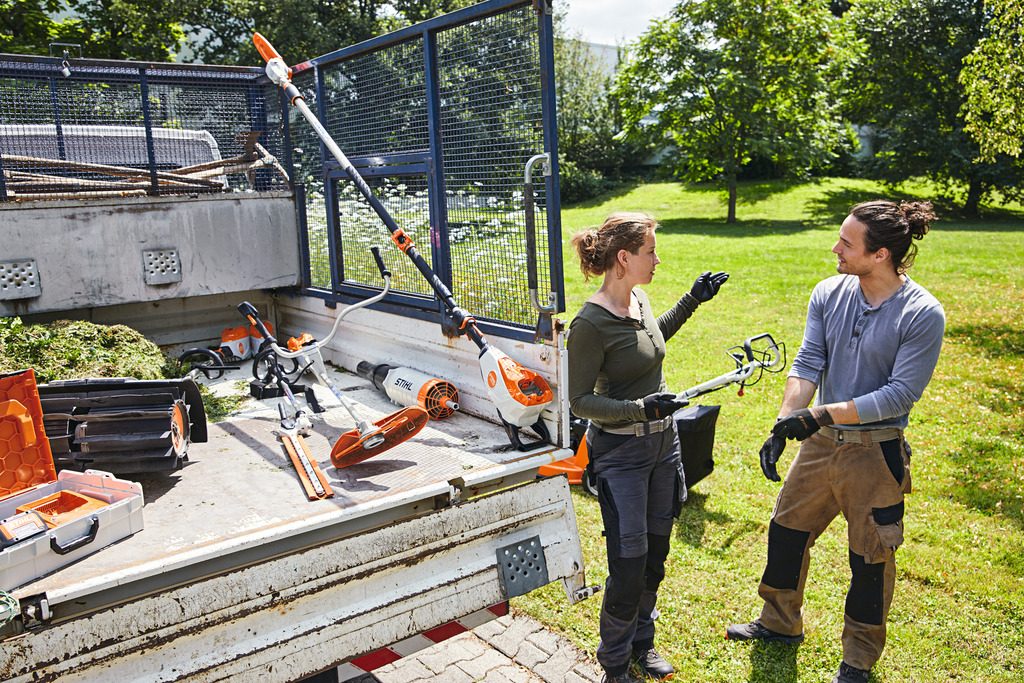 Samochód dostawczy załadowany różnymi produktami marki Stihl